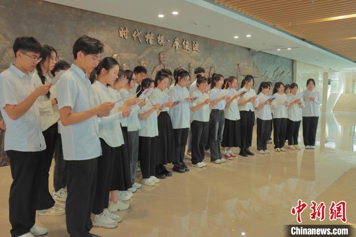 圖為協(xié)和學(xué)院學(xué)生在廖俊波先進事跡傳習(xí)地內(nèi)共唱青春贊歌?！￡惔豪?攝