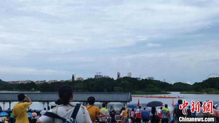 廣州白云湖上演水上“爭渡”女子龍舟隊(duì)驚艷亮相