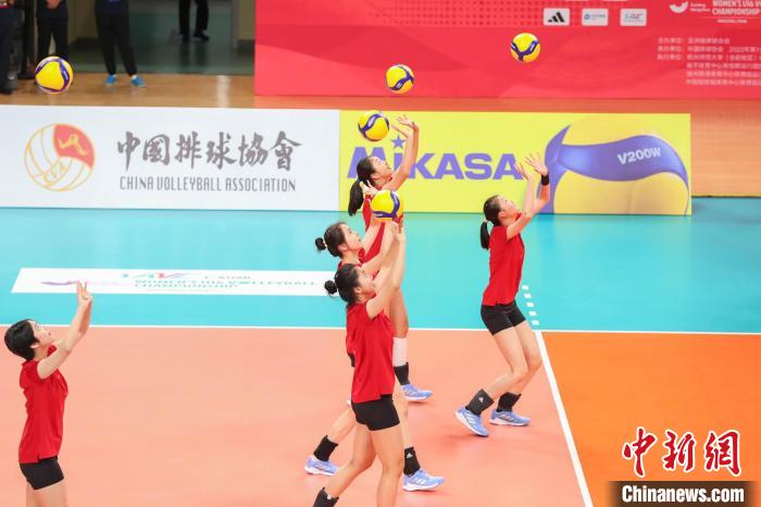 中國U16女排國家隊浙江德清訓練奧運冠軍點贊場館