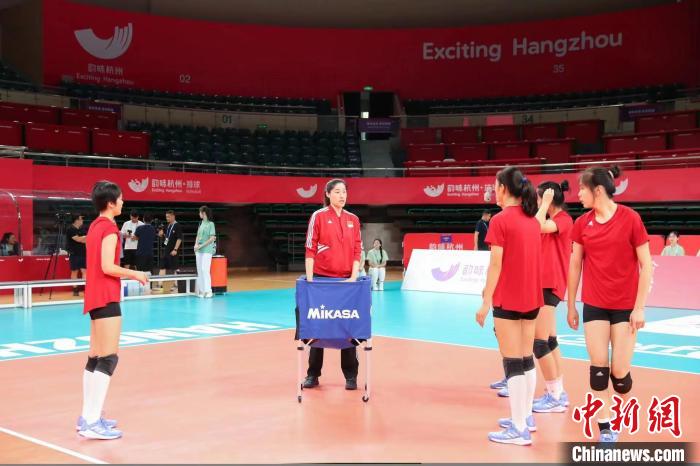 里約奧運會女排冠軍、中國U16女排國家隊教練劉曉彤與隊員交流 蔡俊 攝