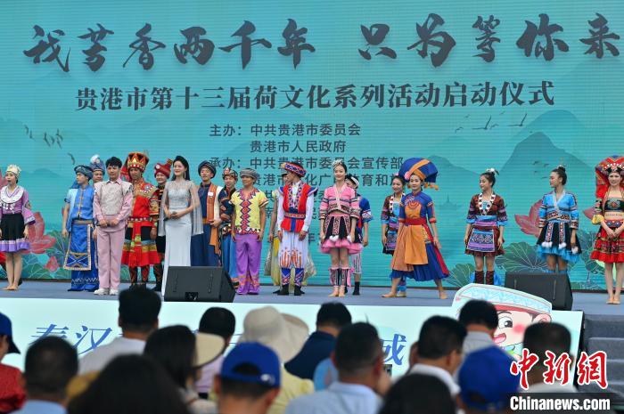 圖為民族歌舞表演現(xiàn)場(chǎng)?！∮峋?攝