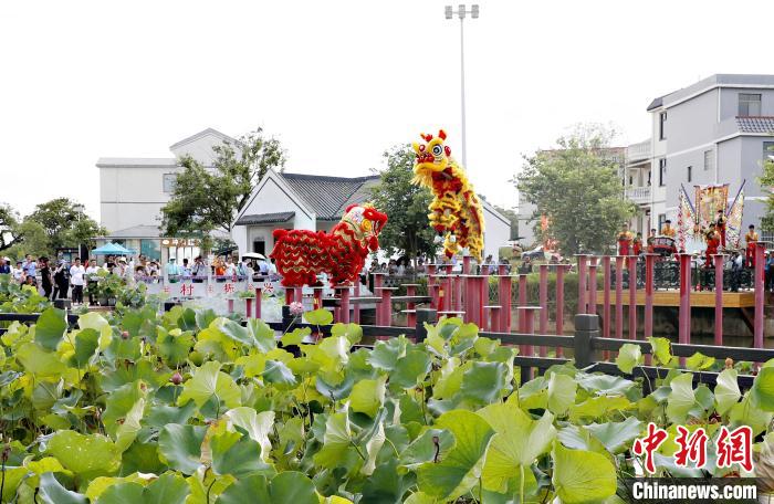 圖為水上醒獅表演。　陳榕玲 攝
