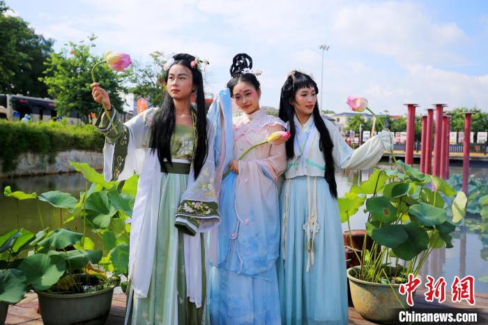 圖為民眾體驗(yàn)荷韻漢服秀?！⒅緦?攝