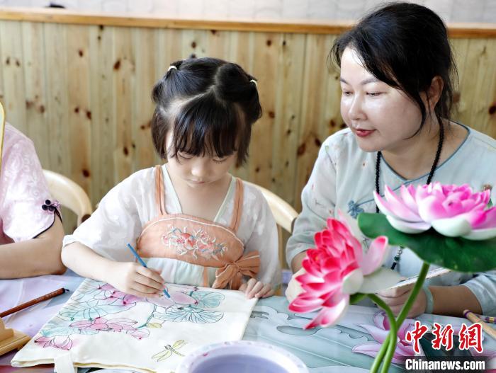 圖為民眾體驗(yàn)荷文化主題活動(dòng)。　陳榕玲 攝