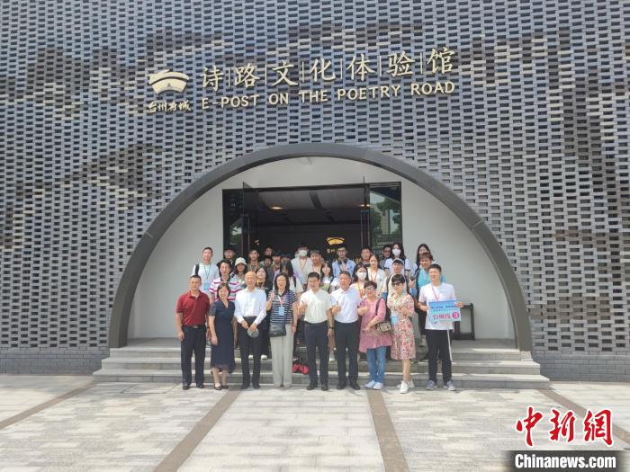 參加活動(dòng)的部分香港青年合影?！「碉w揚(yáng) 攝