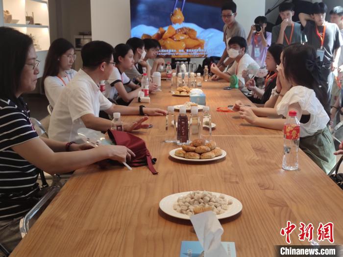 香港青年品嘗臨海小吃?！「碉w揚(yáng) 攝