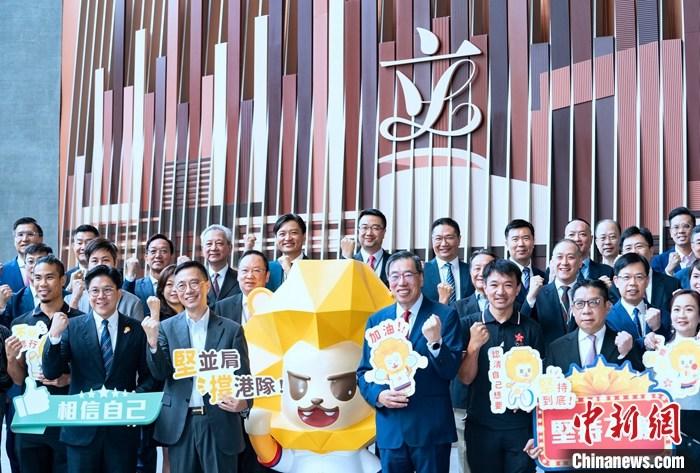 7月5日，香港文化體育及旅游局局長楊潤雄和香港立法會議員在立法會綜合大樓為即將出征杭州2022年第19屆亞運會的中國香港代表團加油打氣。 <a target='_blank' href='/'>中新社</a>記者 侯宇 攝