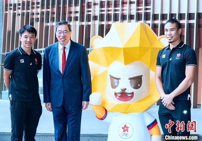7月5日，香港立法會主席梁君彥在立法會綜合大樓出席為即將出征杭州2022年第19屆亞運會的中國香港代表團加油打氣活動。圖為梁君彥(左二)與香港前自行車運動員黃金寶(左一)、前空手道運動員李嘉維(右一)在本屆中國香港代表團吉祥物獅子“堅仔”旁合影。 <a target='_blank' href='/'>中新社</a>記者 侯宇 攝
