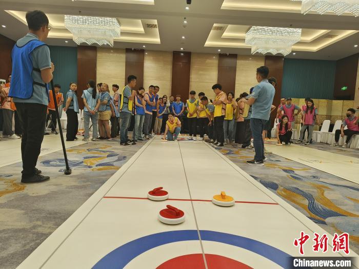 圖為兩岸青年開展旱地冰壺比賽?！畹钔?攝