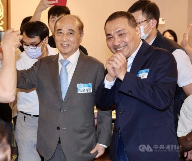 國民黨2024臺灣地區(qū)領(lǐng)導(dǎo)人參選人侯友宜（前右）、臺當(dāng)局立法機(jī)構(gòu)前負(fù)責(zé)人王金平（前左）5日晚間在臺北凱撒大飯店出席“厚友誼民代后援會”成立大會，向眾人致意。（圖源：臺灣“中央社”）