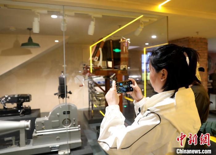 圖為臺商在原子城紀(jì)念館內(nèi)拍照?！⊙Φ?攝