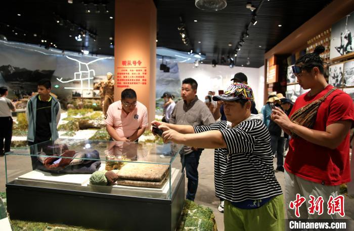 圖為臺商參觀原子城紀(jì)念館。　薛蒂 攝