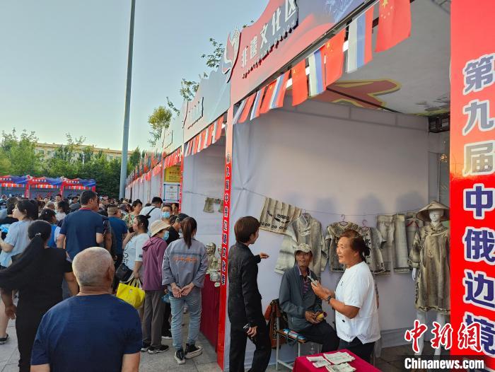 游客和同江市民游覽中俄邊境文化季非遺文化展區(qū)?！〗x 攝