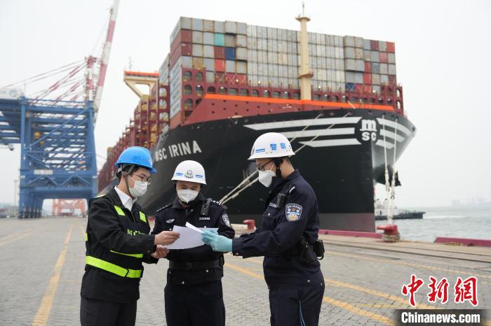 廈門(mén)邊檢總站東渡邊檢站移民管理警察正在對(duì)外輪開(kāi)展監(jiān)護(hù)?！×秩趔?攝