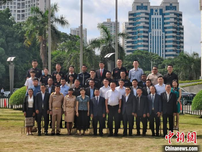 圖為參加開班儀式的成員合照留念?！√莆登?攝