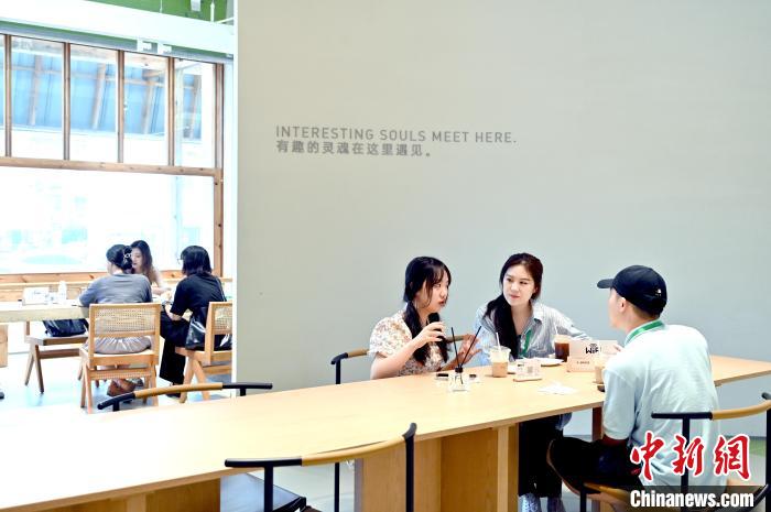 青年們在上海青少年創(chuàng)新學(xué)院總部基地YSPACE內(nèi)?！∩虾F(tuán)市委供圖