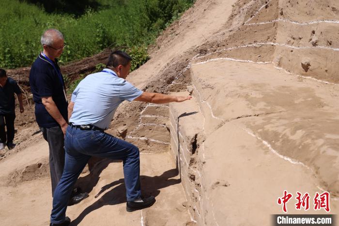 與會(huì)專家實(shí)地踏勘永濟(jì)渠故道唐宋武城遺址夯土墻?！↓R紅雨 攝