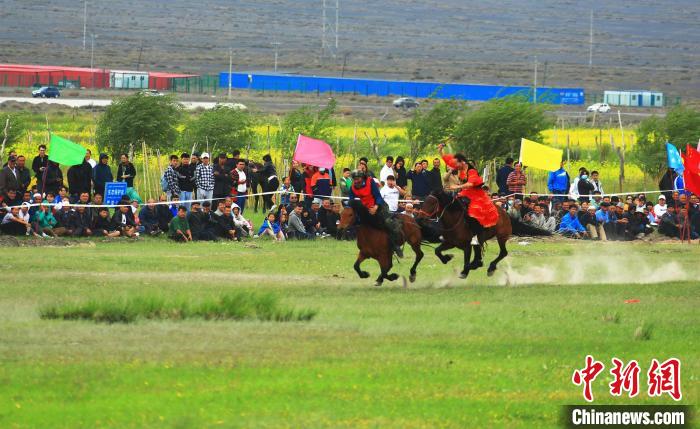 “姑娘追”表演。　托克遜縣委宣傳部供圖