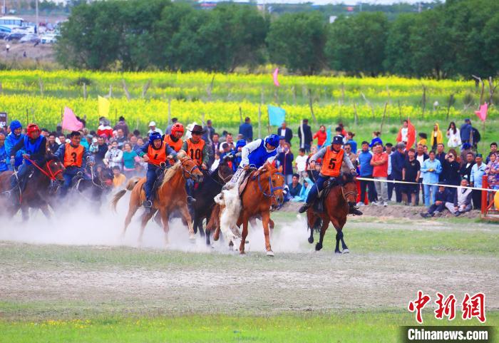 激烈的叼羊賽?！⊥锌诉d縣委宣傳部供圖
