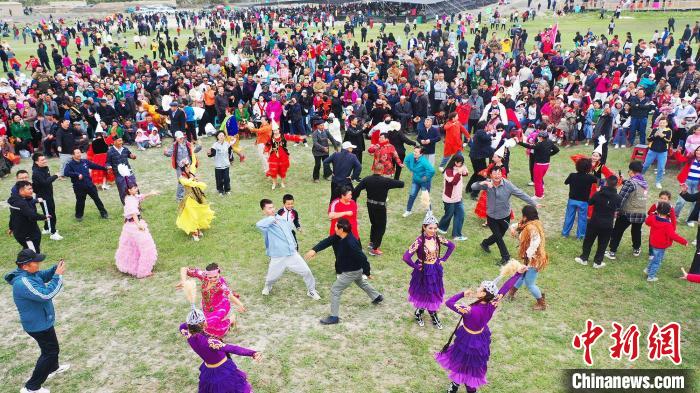 游客與演員共同跳起了舞蹈?！⊥锌诉d縣委宣傳部供圖