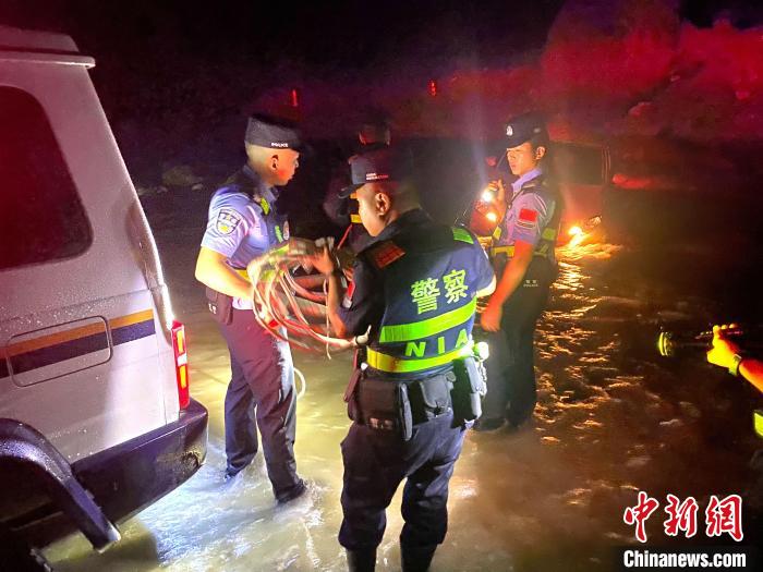 圖為民警為救援做準備?！埩?攝