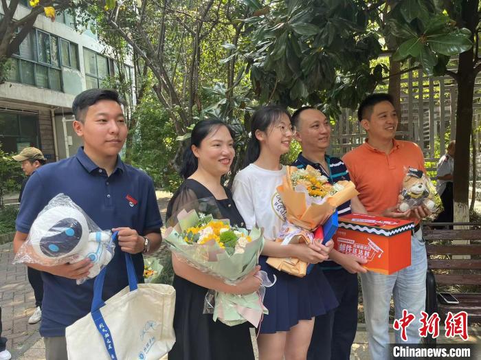 電子科大為趙心怡準(zhǔn)備了公仔?！≠R劭清 攝