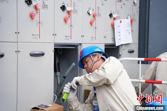 圖為“10千伏電纜T型終端頭制作”項目比武現(xiàn)場?！W(wǎng)重慶經(jīng)濟技術(shù)研究院 供圖