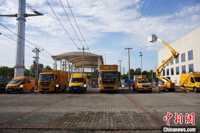 圖為專業(yè)機械裝備區(qū)展示的新型電力特種作業(yè)車。　國網(wǎng)重慶經(jīng)濟技術(shù)研究院 供圖