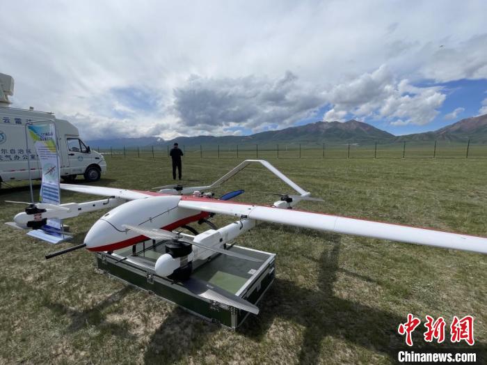 無人機(jī)增雨現(xiàn)場(chǎng)。　陳雙 攝