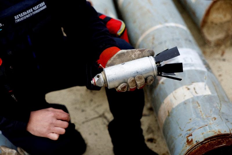 美國宣布將首度提供集束彈藥給烏克蘭。圖為烏軍手持一枚未爆炸的集束彈藥。（圖源：路透社）