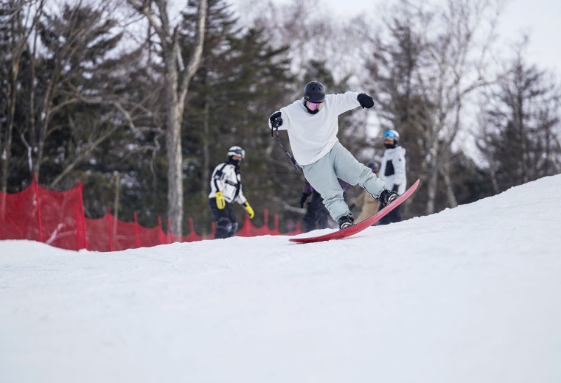2022年11月22日，滑雪愛(ài)好者在吉林市冰雪試驗(yàn)區(qū)北大湖滑雪度假區(qū)滑雪。新華社記者顏麟蘊(yùn)攝