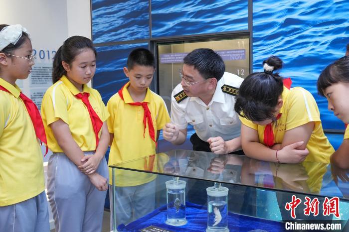 圖為學(xué)生參觀?！⊥鮽?攝