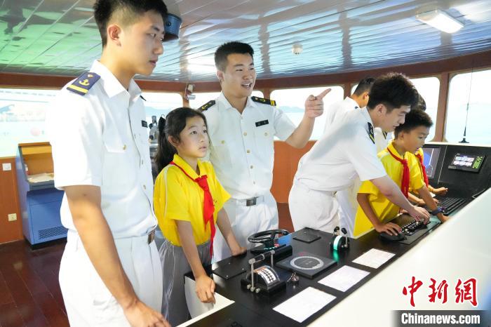 圖為學(xué)生參觀?！⊥鮽?攝