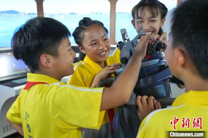 圖為學(xué)生參觀?！⊥鮽?攝