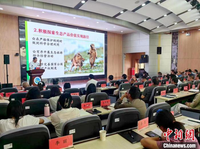 圖為會(huì)議現(xiàn)場(chǎng)?！诬娎?攝