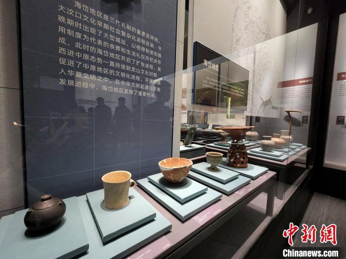 現(xiàn)場(chǎng)展出山東海岱地區(qū)出土文物?！≮w曉 攝