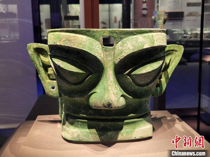 圖為四川三星堆遺址出土的銅人面具?！≮w曉 攝