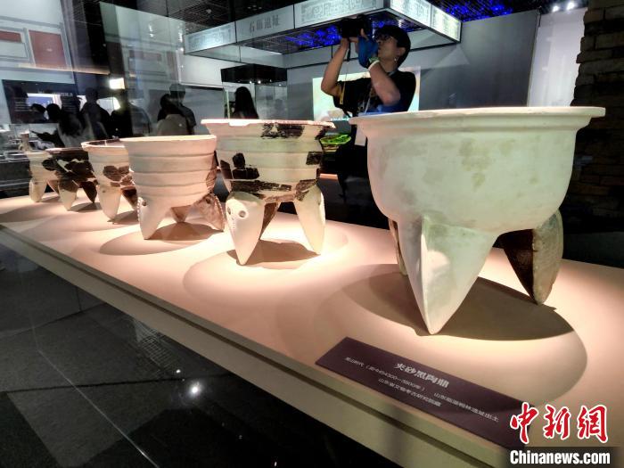 圖為龍山時(shí)代的夾砂黑陶鼎?！≮w曉 攝