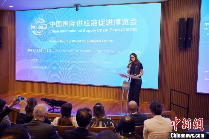 巴西圣保羅州經(jīng)濟發(fā)展廳常務(wù)副廳長茹利亞娜在推介會致辭?！×执阂?攝