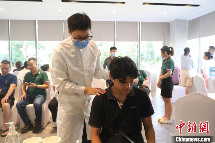 援柬中國(guó)中醫(yī)醫(yī)療隊(duì)義診現(xiàn)場(chǎng)?！＄娨?攝