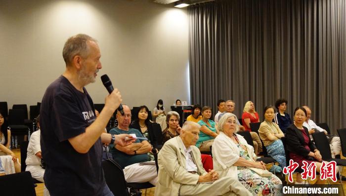 圖為現(xiàn)場(chǎng)觀眾提問(wèn)?！“亓种袊?guó)文化中心供圖