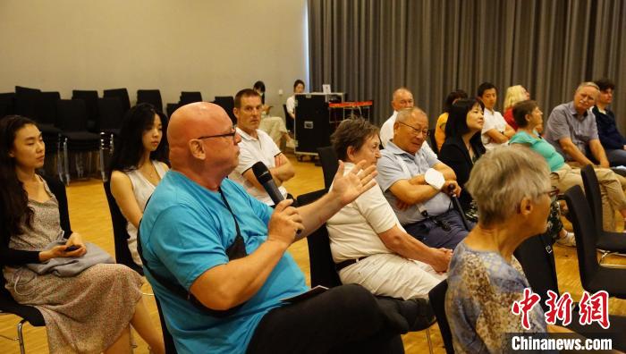 圖為現(xiàn)場(chǎng)觀眾提問(wèn)?！“亓种袊?guó)文化中心供圖