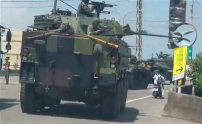 臺軍演習(xí)裝甲車炮管撞上道路反光鏡軍方：沒反應(yīng)過來、別太苛責(zé)