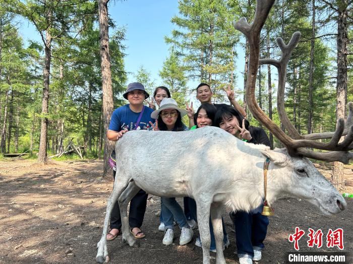 圖為32名臺胞盛夏踏訪使鹿部落現(xiàn)場。　內(nèi)蒙古臺聯(lián)供圖