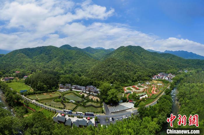 圖為航拍江西省九江市武寧縣羅坪鎮(zhèn)長(zhǎng)水村?！∈Y德先 攝