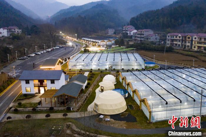 憑借自然資源優(yōu)勢(shì)，長(zhǎng)水村發(fā)展鄉(xiāng)村旅游業(yè)、林下經(jīng)濟(jì)產(chǎn)業(yè)和特色民宿?！∈Y德先 攝