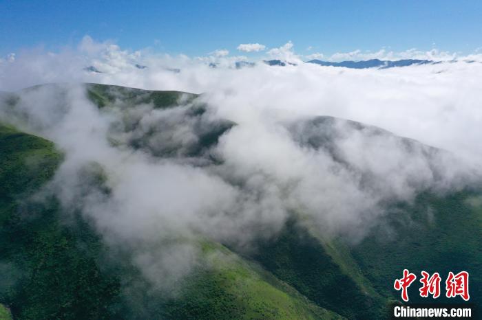 航拍賽來(lái)塘鎮(zhèn)山間云霧繚繞。　馬銘言 攝