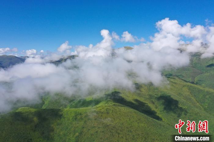 航拍賽來(lái)塘鎮(zhèn)山間云霧繚繞?！●R銘言 攝