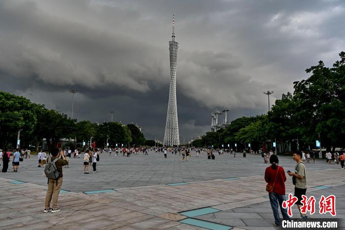 廣州塔上空烏云密布。　陳驥旻 攝