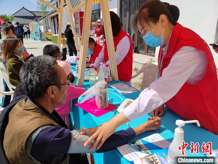 鄒城醫(yī)療健身志愿服務(wù)支隊的志愿者在為民眾義診?！堉偾?攝